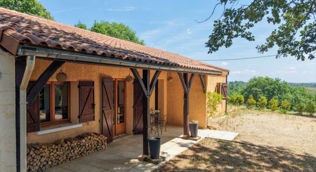 Exclusivité - Secteur Sarlat - Maison de plain pied avec piscine sur 1500 m2 arborés 