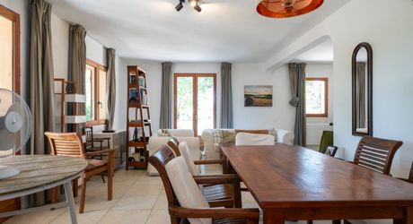 Exclusivité - Secteur Sarlat - Maison de plain pied avec piscine sur 1500 m2 arborés 