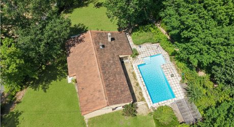 Exclusivité - Secteur Sarlat - Maison de plain pied avec piscine sur 1500 m2 arborés 