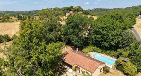 Exclusivité - Secteur Sarlat - Maison de plain pied avec piscine sur 1500 m2 arborés 