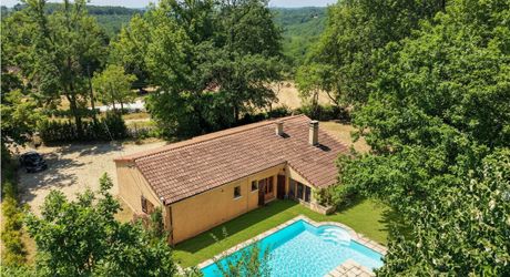 Exclusivité - Secteur Sarlat - Maison de plain pied avec piscine sur 1500 m2 arborés 