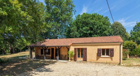 Exclusivité - Secteur Sarlat - Maison de plain pied avec piscine sur 1500 m2 arborés 