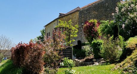 Secteur GOURDON - Ravissante Maison en pierre restaurée avec jardin arboré et piscine 