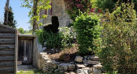 Secteur GOURDON - Ravissante Maison en pierre restaurée avec jardin arboré et piscine 