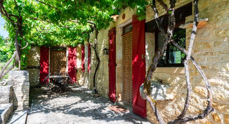 Secteur GOURDON - Ravissante Maison en pierre restaurée avec jardin arboré et piscine 