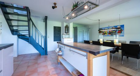 SECTEUR COEUR DE CAUSSE - Spacieuse Demeure, maison d'amis et grande dépendance sur 4000 m² arborés avec piscine
