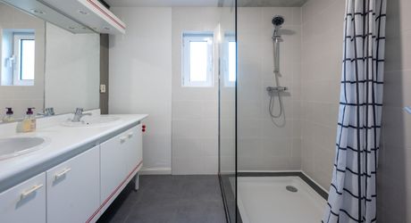 SECTEUR COEUR DE CAUSSE - Spacieuse Demeure, maison d'amis et grande dépendance sur 4000 m² arborés avec piscine