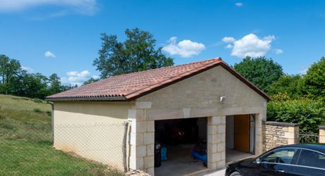 SECTEUR GOURDON - Situation privilégiée avec vue pour cette Magnifique Propriété en pierre sur 1ha17 arborés avec piscine chauffée 