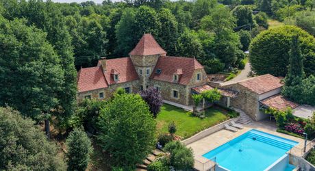 SECTEUR GOURDON - Situation privilégiée avec vue pour cette Magnifique Propriété en pierre sur 1ha17 arborés avec piscine chauffée 