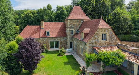 SECTEUR GOURDON - Situation privilégiée avec vue pour cette Magnifique Propriété en pierre sur 1ha17 arborés avec piscine chauffée 