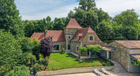 SECTEUR GOURDON - Situation privilégiée avec vue pour cette Magnifique Propriété en pierre sur 1ha17 arborés avec piscine chauffée 