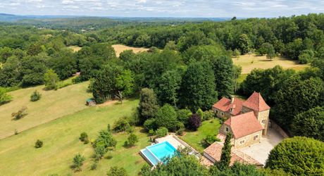 SECTEUR GOURDON - Situation privilégiée avec vue pour cette Magnifique Propriété en pierre sur 1ha17 arborés avec piscine chauffée 