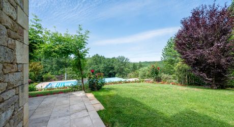 SECTEUR GOURDON - Situation privilégiée avec vue pour cette Magnifique Propriété en pierre sur 1ha17 arborés avec piscine chauffée 