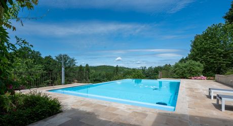 SECTEUR GOURDON - Situation privilégiée avec vue pour cette Magnifique Propriété en pierre sur 1ha17 arborés avec piscine chauffée 
