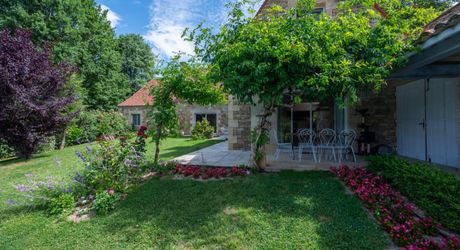 SECTEUR GOURDON - Situation privilégiée avec vue pour cette Magnifique Propriété en pierre sur 1ha17 arborés avec piscine chauffée 