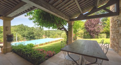 SECTEUR GOURDON - Situation privilégiée avec vue pour cette Magnifique Propriété en pierre sur 1ha17 arborés avec piscine chauffée 