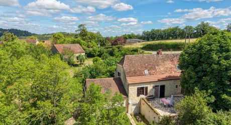 EXCLUSIVITE - Agréable Propriété de caractère avec spacieuse maison et grange en pierre sur 3586 m² arborés