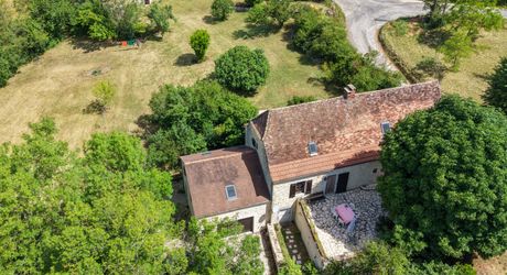 EXCLUSIVITE - Agréable Propriété de caractère avec spacieuse maison et grange en pierre sur 3586 m² arborés