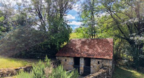EXCLUSIVITE - Agréable Propriété de caractère avec spacieuse maison et grange en pierre sur 3586 m² arborés