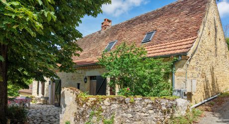 EXCLUSIVITE - Agréable Propriété de caractère avec spacieuse maison et grange en pierre sur 3586 m² arborés