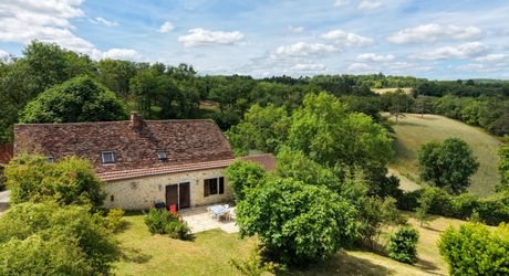 EXCLUSIVITE - Agréable Propriété de caractère avec spacieuse maison et grange en pierre sur 3586 m² arborés