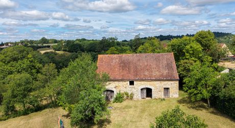EXCLUSIVITE - Agréable Propriété de caractère avec spacieuse maison et grange en pierre sur 3586 m² arborés