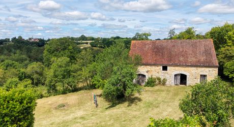 EXCLUSIVITE - Agréable Propriété de caractère avec spacieuse maison et grange en pierre sur 3586 m² arborés
