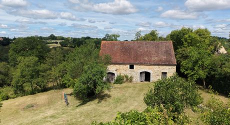 EXCLUSIVITE - Agréable Propriété de caractère avec spacieuse maison et grange en pierre sur 3586 m² arborés