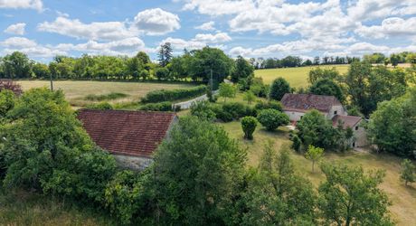 EXCLUSIVITE - Agréable Propriété de caractère avec spacieuse maison et grange en pierre sur 3586 m² arborés