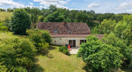 EXCLUSIVITE - Agréable Propriété de caractère avec spacieuse maison et grange en pierre sur 3586 m² arborés