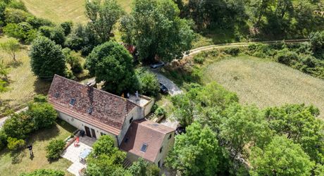 EXCLUSIVITE - Agréable Propriété de caractère avec spacieuse maison et grange en pierre sur 3586 m² arborés