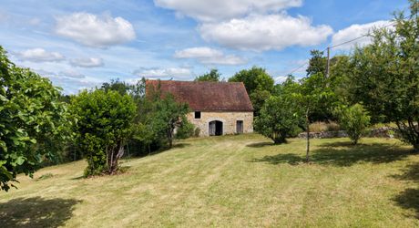 EXCLUSIVITE - Agréable Propriété de caractère avec spacieuse maison et grange en pierre sur 3586 m² arborés