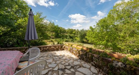 EXCLUSIVITE - Agréable Propriété de caractère avec spacieuse maison et grange en pierre sur 3586 m² arborés