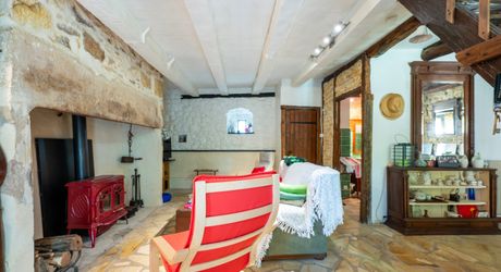 EXCLUSIVITE - Agréable Propriété de caractère avec spacieuse maison et grange en pierre sur 3586 m² arborés