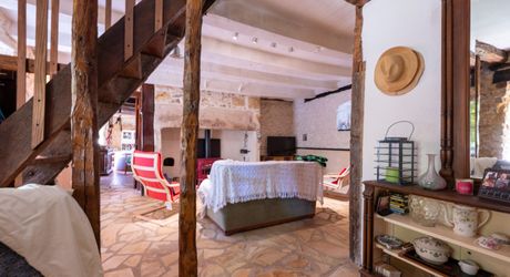 EXCLUSIVITE - Agréable Propriété de caractère avec spacieuse maison et grange en pierre sur 3586 m² arborés
