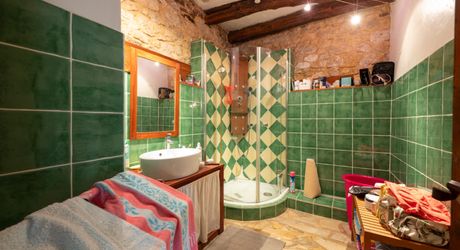 EXCLUSIVITE - Agréable Propriété de caractère avec spacieuse maison et grange en pierre sur 3586 m² arborés