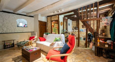 EXCLUSIVITE - Agréable Propriété de caractère avec spacieuse maison et grange en pierre sur 3586 m² arborés