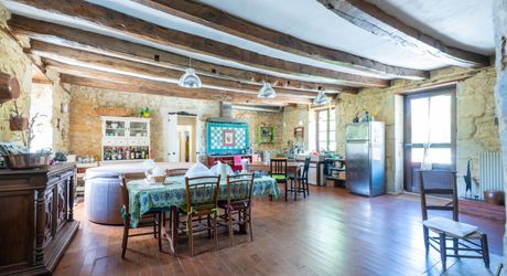 EXCLUSIVITE - Agréable Propriété de caractère avec spacieuse maison et grange en pierre sur 3586 m² arborés
