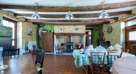 EXCLUSIVITE - Agréable Propriété de caractère avec spacieuse maison et grange en pierre sur 3586 m² arborés