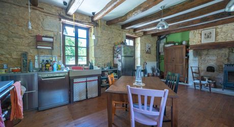 EXCLUSIVITE - Agréable Propriété de caractère avec spacieuse maison et grange en pierre sur 3586 m² arborés