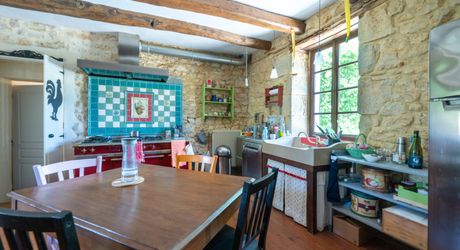 EXCLUSIVITE - Agréable Propriété de caractère avec spacieuse maison et grange en pierre sur 3586 m² arborés