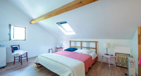 EXCLUSIVITE - Agréable Propriété de caractère avec spacieuse maison et grange en pierre sur 3586 m² arborés