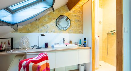 EXCLUSIVITE - Agréable Propriété de caractère avec spacieuse maison et grange en pierre sur 3586 m² arborés