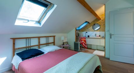 EXCLUSIVITE - Agréable Propriété de caractère avec spacieuse maison et grange en pierre sur 3586 m² arborés