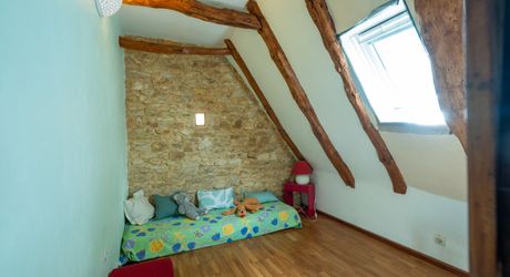 EXCLUSIVITE - Agréable Propriété de caractère avec spacieuse maison et grange en pierre sur 3586 m² arborés