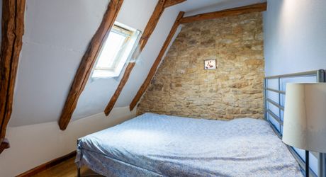 EXCLUSIVITE - Agréable Propriété de caractère avec spacieuse maison et grange en pierre sur 3586 m² arborés