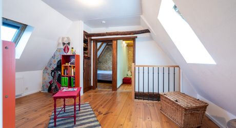 EXCLUSIVITE - Agréable Propriété de caractère avec spacieuse maison et grange en pierre sur 3586 m² arborés