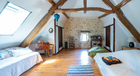 EXCLUSIVITE - Agréable Propriété de caractère avec spacieuse maison et grange en pierre sur 3586 m² arborés