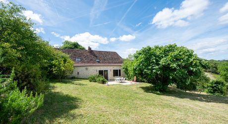 EXCLUSIVITE - Agréable Propriété de caractère avec spacieuse maison et grange en pierre sur 3586 m² arborés