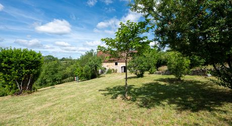 EXCLUSIVITE - Agréable Propriété de caractère avec spacieuse maison et grange en pierre sur 3586 m² arborés